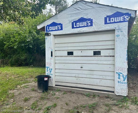 1530 E Evelyn Avenue, Hazel Park, MI 48030