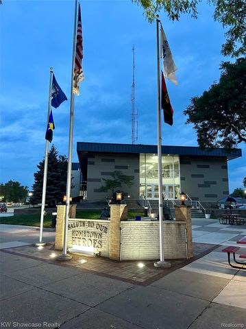 1530 E Evelyn Avenue, Hazel Park, MI 48030