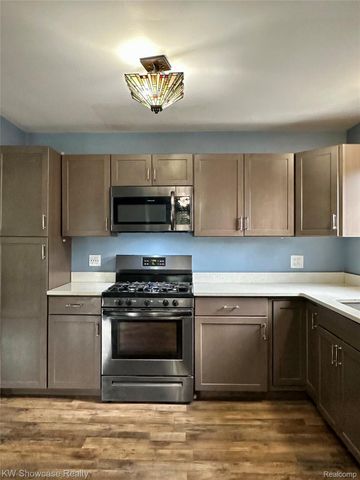 1530 E Evelyn Avenue, Hazel Park, MI 48030