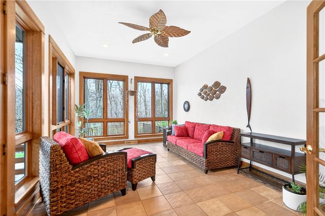 132 Twin Oaks Ln, Penn Twp, PA 15085