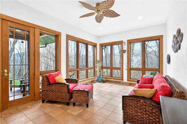 132 Twin Oaks Ln, Penn Twp, PA 15085