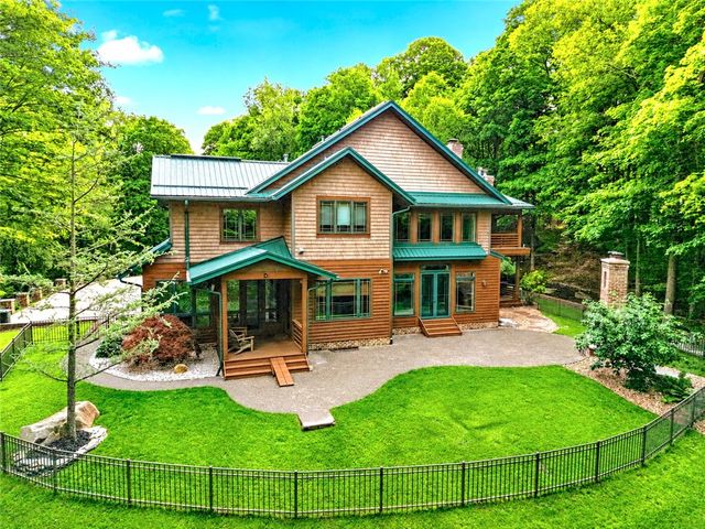 132 Twin Oaks Ln, Penn Twp, PA 15085