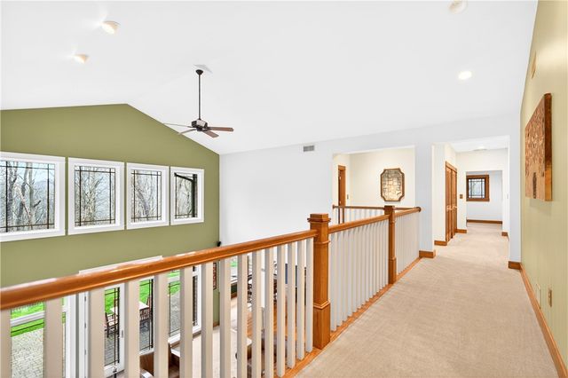 132 Twin Oaks Ln, Penn Twp, PA 15085