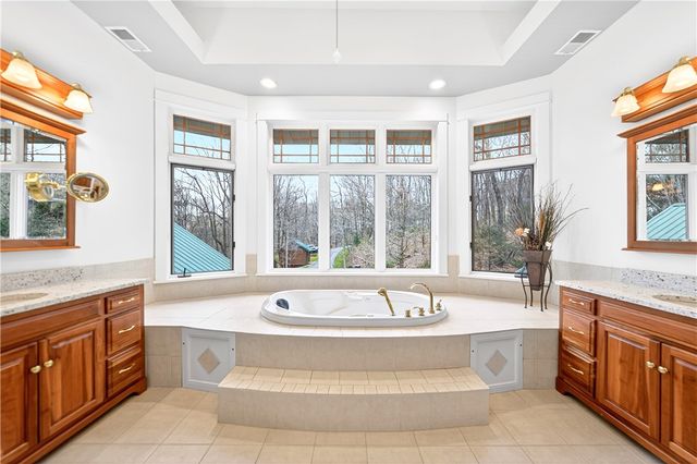132 Twin Oaks Ln, Penn Twp, PA 15085