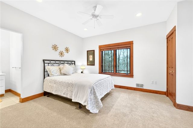 132 Twin Oaks Ln, Penn Twp, PA 15085