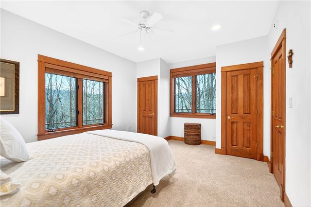 132 Twin Oaks Ln, Penn Twp, PA 15085
