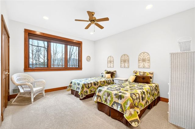 132 Twin Oaks Ln, Penn Twp, PA 15085