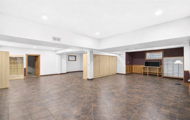 132 Twin Oaks Ln, Penn Twp, PA 15085