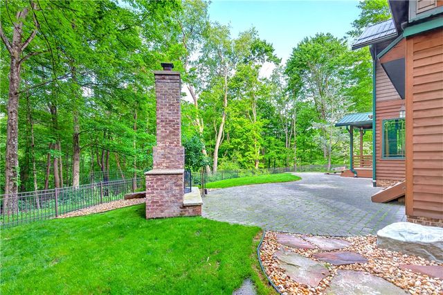 132 Twin Oaks Ln, Penn Twp, PA 15085