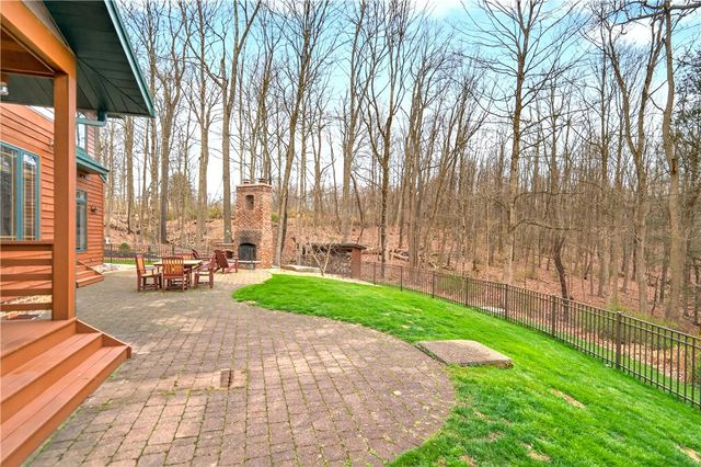 132 Twin Oaks Ln, Penn Twp, PA 15085