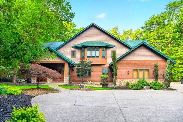 132 Twin Oaks Ln, Penn Twp, PA 15085