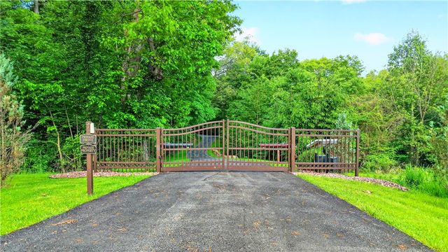 132 Twin Oaks Ln, Penn Twp, PA 15085