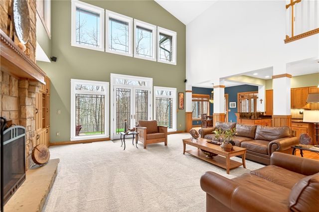 132 Twin Oaks Ln, Penn Twp, PA 15085