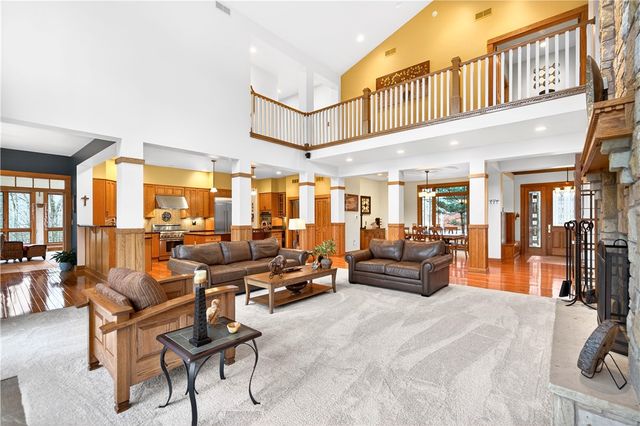 132 Twin Oaks Ln, Penn Twp, PA 15085