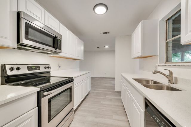 6048 Hillcrest Drive, Watauga, TX 76148