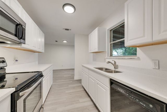 6048 Hillcrest Drive, Watauga, TX 76148