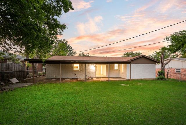 6048 Hillcrest Drive, Watauga, TX 76148