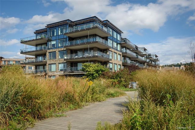 18 Rivers Edge Drive 211, Tarrytown, NY 10591