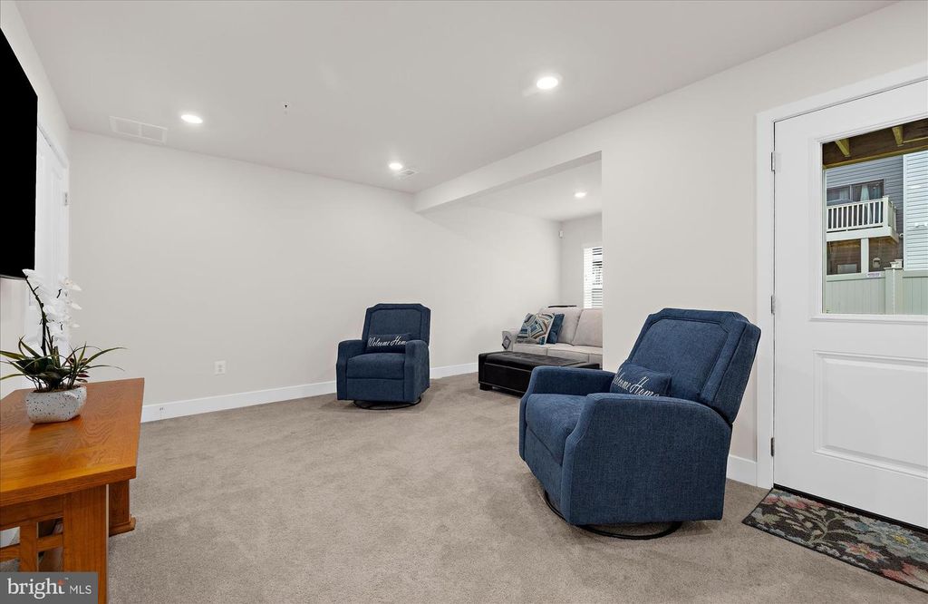 Image 12 of property listing at 605 LAKEMONT DR, Glen Burnie, MD 21060