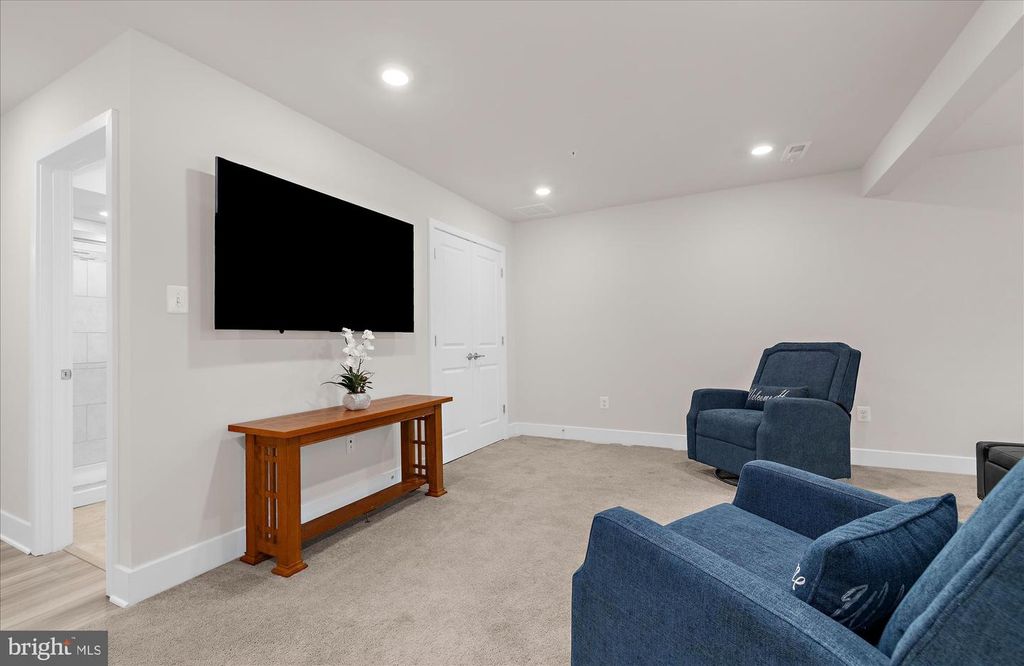 Image 13 of property listing at 605 LAKEMONT DR, Glen Burnie, MD 21060