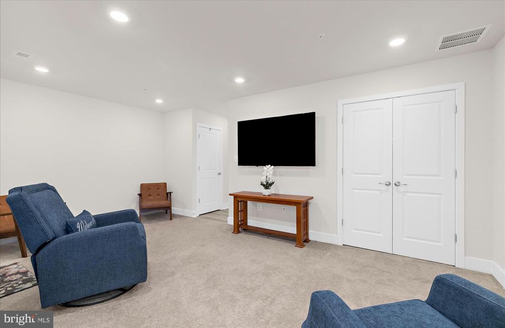 Image 15 of property listing at 605 LAKEMONT DR, Glen Burnie, MD 21060