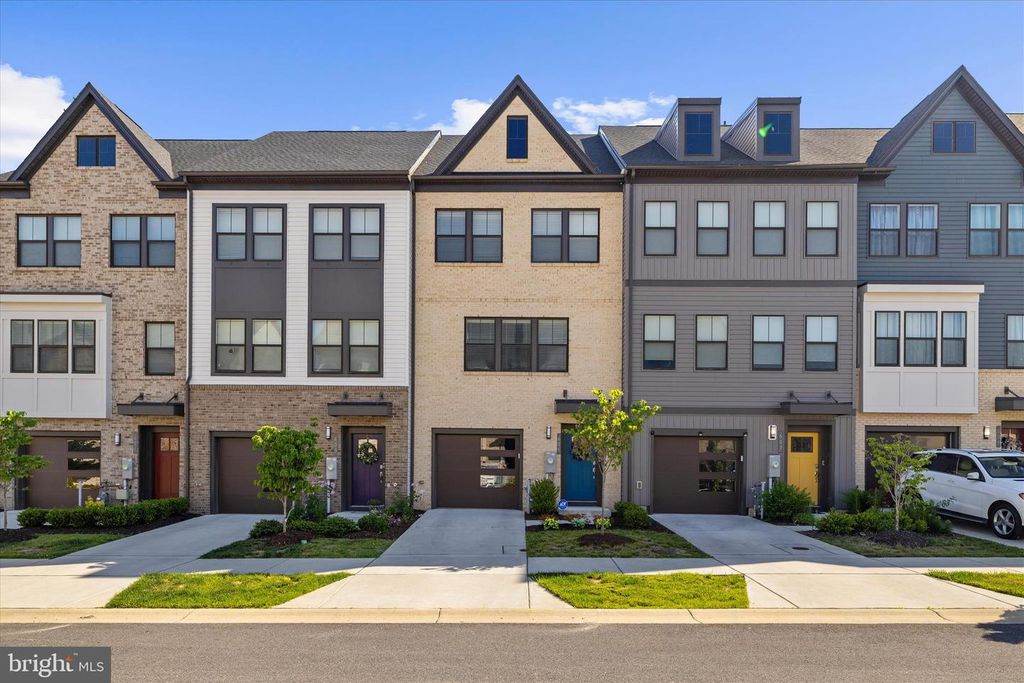 Image 3 of property listing at 605 LAKEMONT DR, Glen Burnie, MD 21060