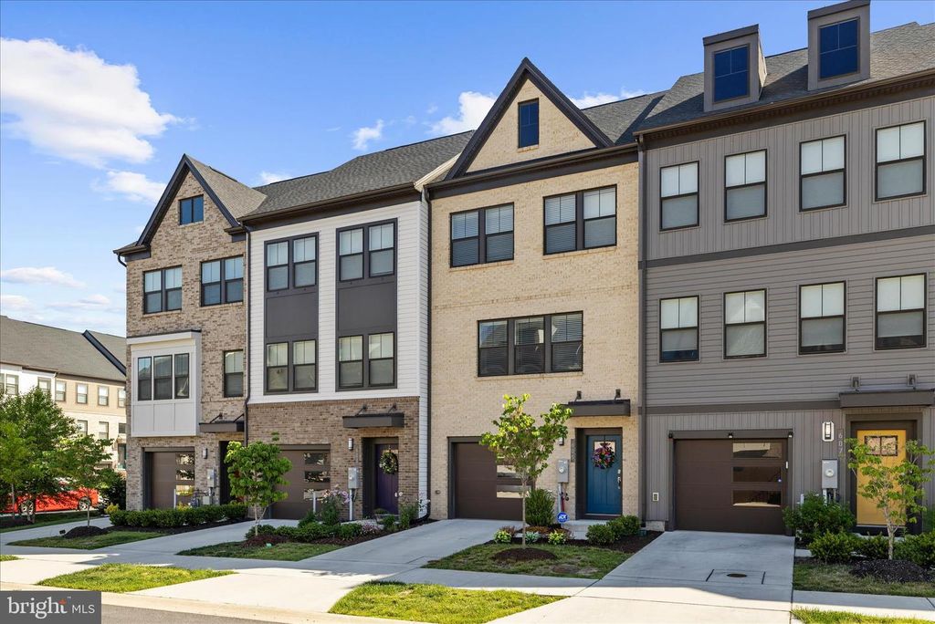 Image 4 of property listing at 605 LAKEMONT DR, Glen Burnie, MD 21060