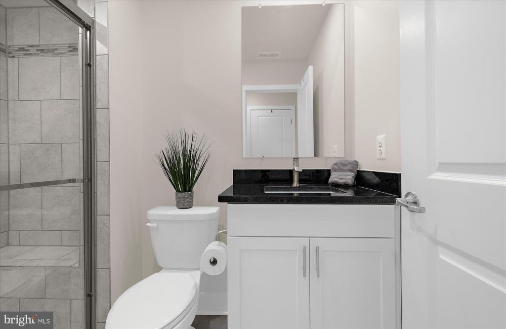 Image 8 of property listing at 605 LAKEMONT DR, Glen Burnie, MD 21060