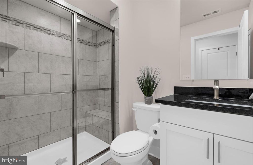 Image 9 of property listing at 605 LAKEMONT DR, Glen Burnie, MD 21060