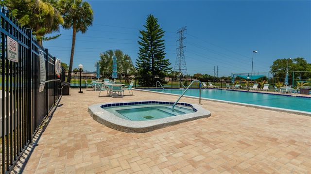 1119 9TH CIRCLE SE 1119, Largo, FL 33771