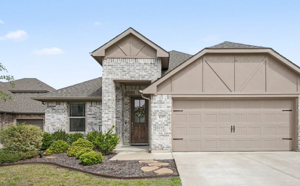 1237 Rushmore Drive, Burleson, TX 76028