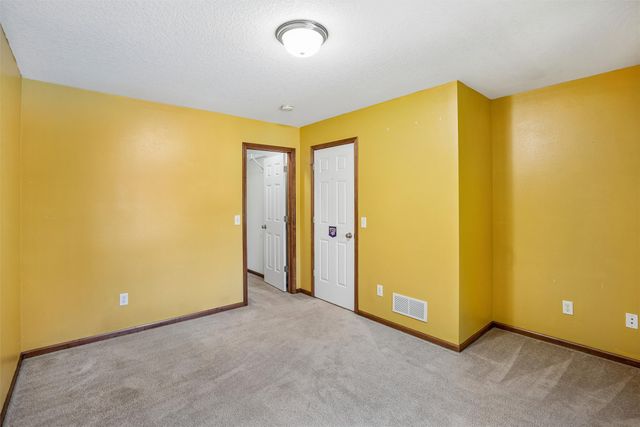 1305 Parkhill Drive, Norwalk, IA 50211