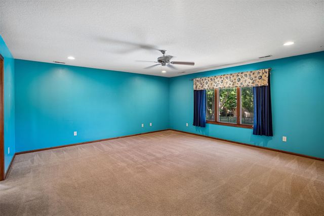 1305 Parkhill Drive, Norwalk, IA 50211