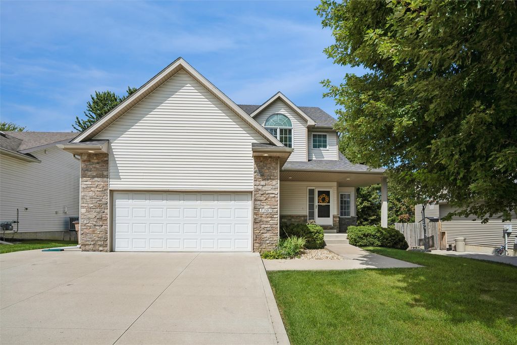 1305 Parkhill Drive, Norwalk, IA 50211