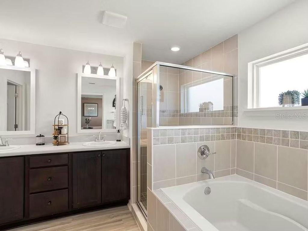 Image 10 of property listing at 1075 FOREST LAKE DRIVE, Wildwood, FL 34785