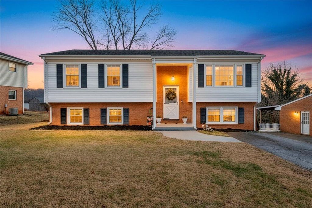 453 Crofton DR, Vinton, VA 24179