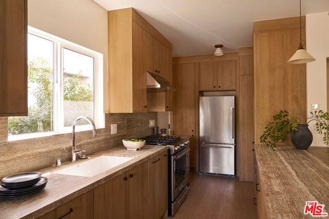 2411 Abbot Kinney Boulevard, Los Angeles, CA 90291