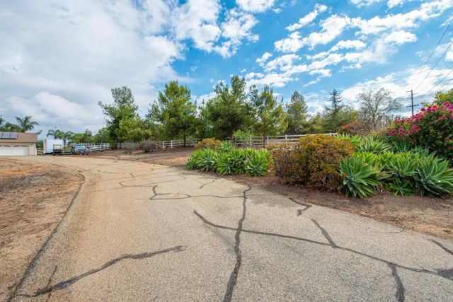 30540 Palomar Vista Dr, Valley Center, CA 92082