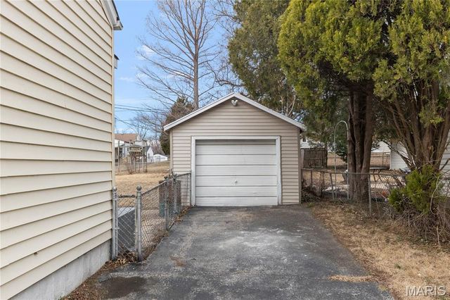 195 Saint Luke Drive, Florissant, MO 63031