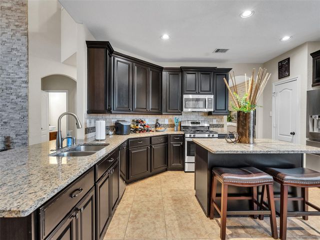 6530 Hunters Creek Lane, Baytown, TX 77521