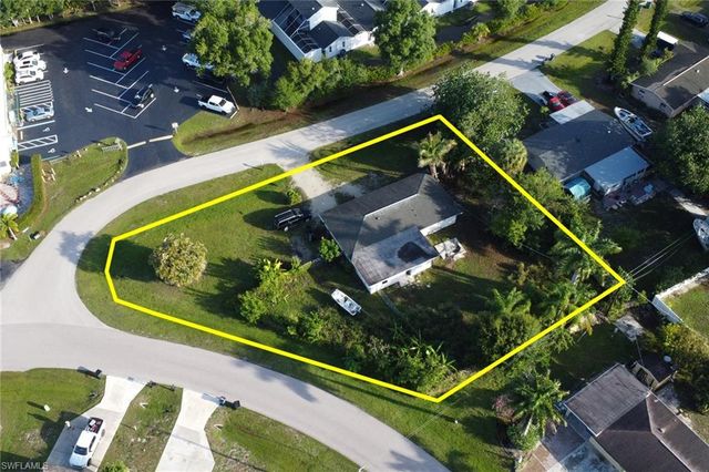 6701 Fiesta LN, Fort Myers, FL 33919