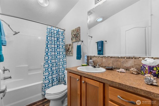 39 Paradise Lane, Pacific Beach, WA 98571