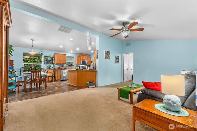 39 Paradise Lane, Pacific Beach, WA 98571