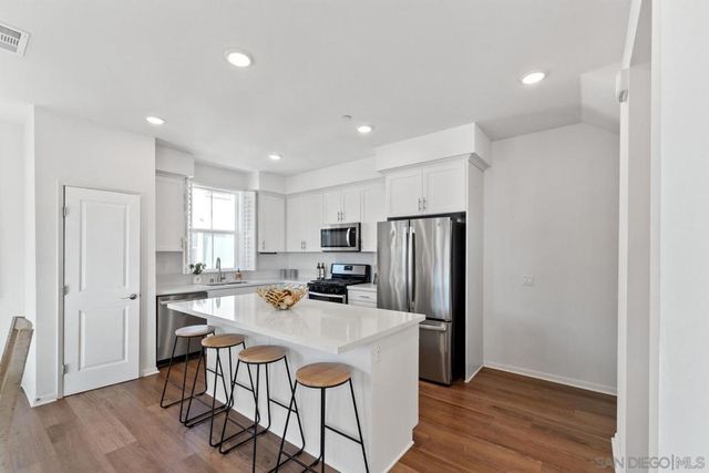 2328 Columba Gln, Escondido, CA 92025