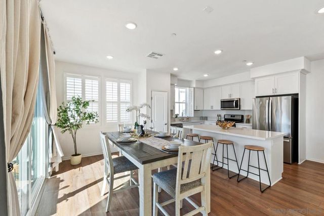 2328 Columba Gln, Escondido, CA 92025