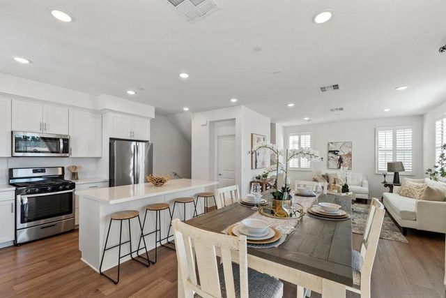 2328 Columba Gln, Escondido, CA 92025