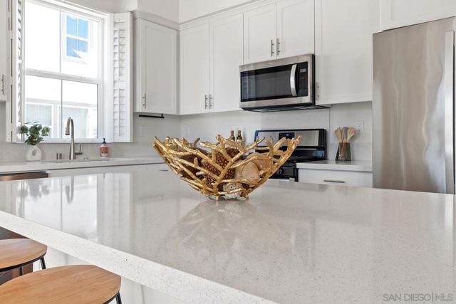 2328 Columba Gln, Escondido, CA 92025