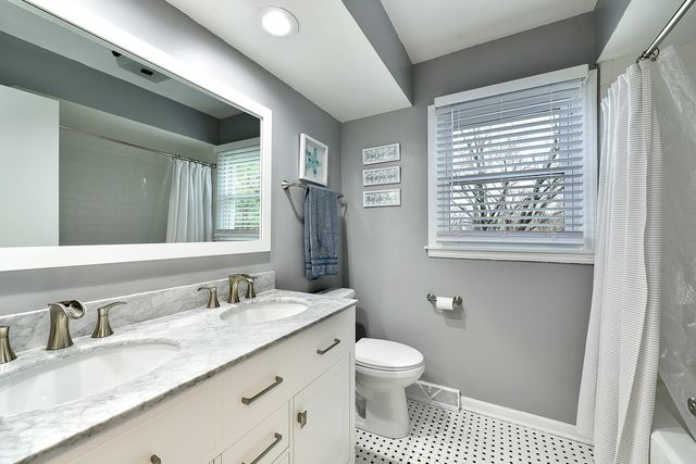 317 Roberts Road, Inverness, IL 60010