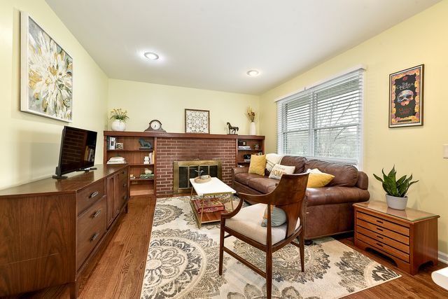 317 Roberts Road, Inverness, IL 60010