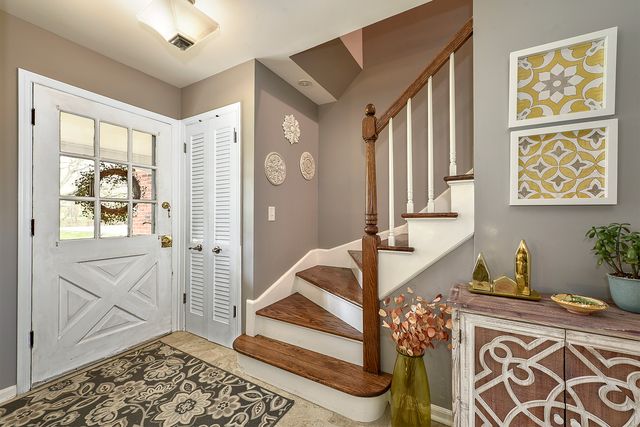 317 Roberts Road, Inverness, IL 60010